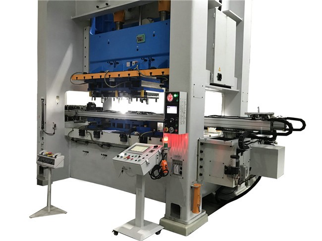 三次元機(jī)械手的核心特性解析:如何打造高效精密沖床的智能解決方案?